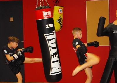 Photo d'entrainement enfant au sac de frappe