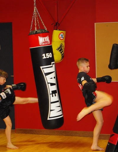 Photo d'entrainement enfant au sac de frappe